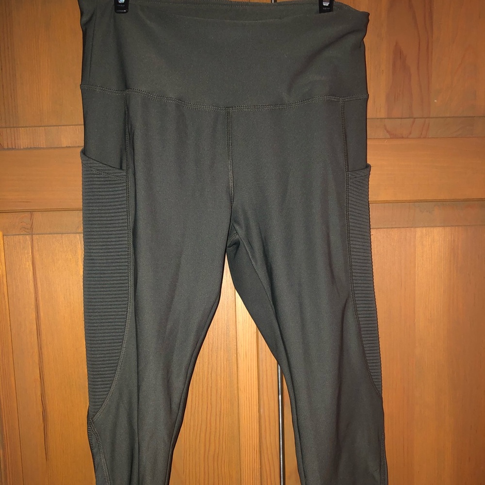 Army Green Capri Leggings Size M